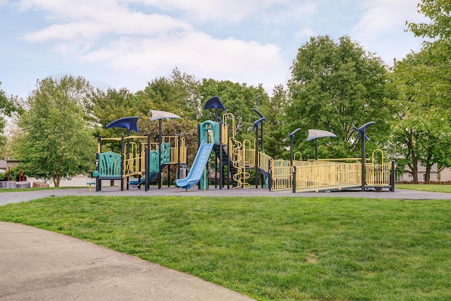 2539 Trotterslane Dr, Columbus, OH 43235 - community jungle gym with a yard