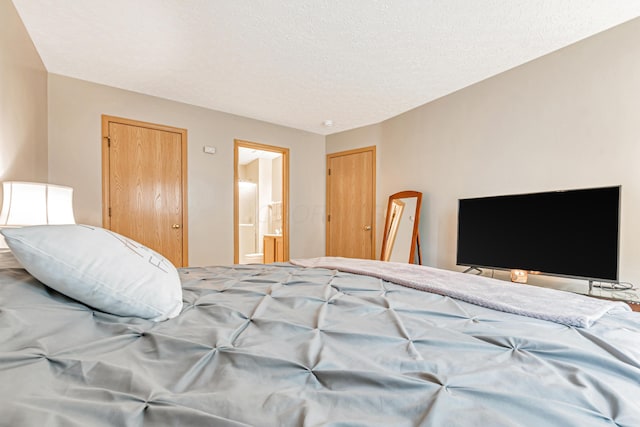 3150 Berkley Pointe Dr, Gahanna, OH 43230 - bedroom with ensuite bathroom and a textured ceiling
