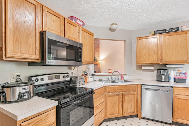 3150 Berkley Pointe Dr, Gahanna, OH 43230 - kitchen with stainless steel appliances, a sink, light countertops, and a textured ceiling