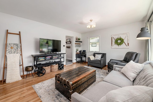 2380 Cranford Rd, Upper Arlington, OH 43221 - living area featuring light wood-style floors and baseboards