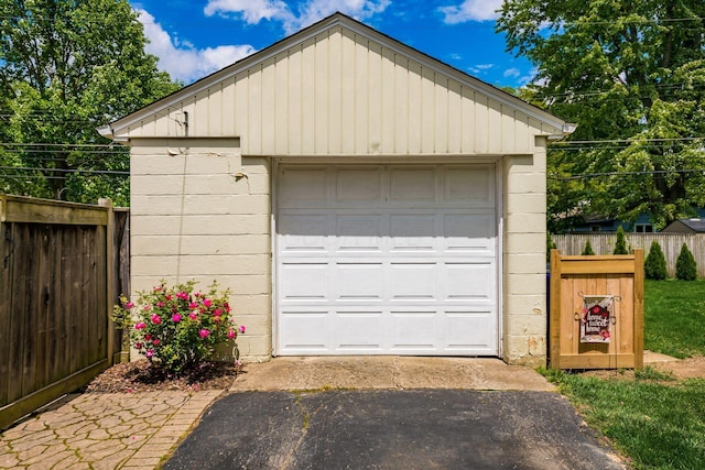 2380 Cranford Rd, Upper Arlington, OH 43221 - detached garage featuring asphalt driveway