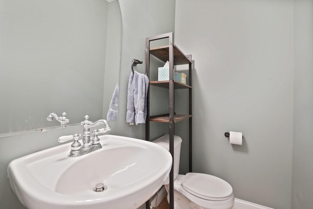 963 Delaware Ave, Columbus, OH 43201 - half bathroom featuring a sink, baseboards, and toilet