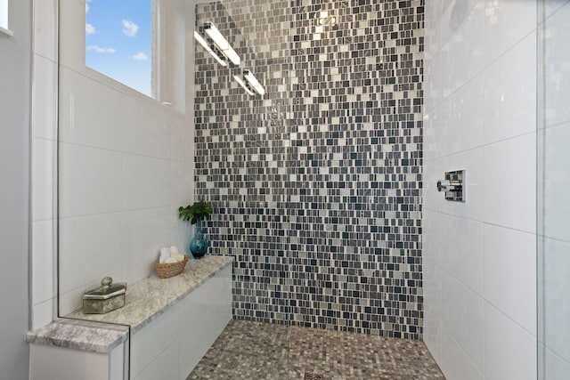 123 Aston Row Ln, Columbus, OH 43201 - bathroom featuring a tile shower