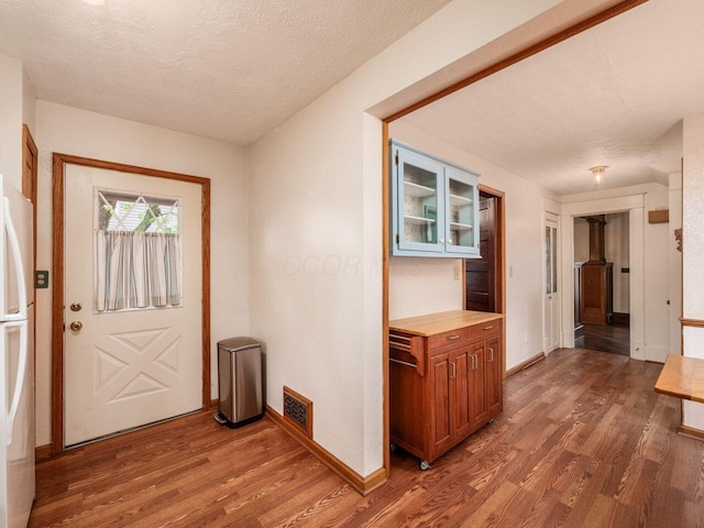 251 Summit St, Marion, OH 43302 - entrance foyer with wood finished floors, baseboards, and a textured ceiling