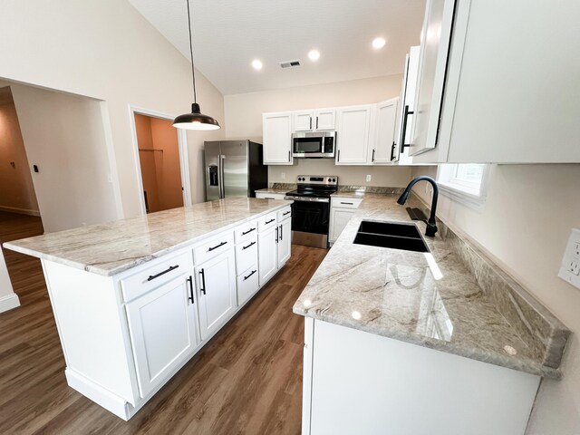 13541 Queen Rd NE, Thornville, OH 43076 - kitchen with stainless steel appliances, a sink, a kitchen island, white cabinetry, and dark wood-type flooring