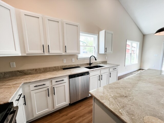 13541 Queen Rd NE, Thornville, OH 43076 - kitchen featuring stainless steel appliances, a sink, wood finished floors, white cabinetry, and high vaulted ceiling
