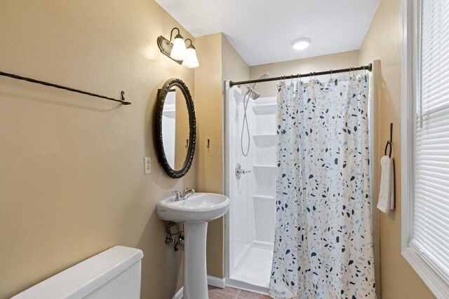 998 Timberbank Dr, Westerville, OH 43081 - full bathroom with toilet, a shower with shower curtain, baseboards, a sink, and tile patterned floors