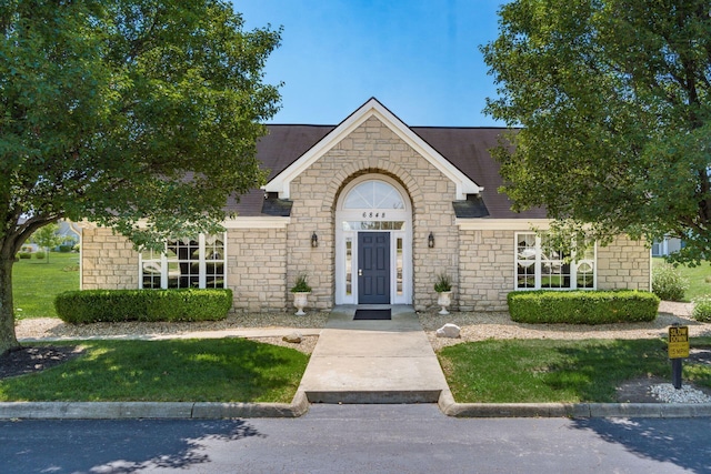 6621 Eagle Ridge Ln Unit 9C, Canal Winchester, OH 43110 - view of front of property featuring a shingled roof, stone siding, and a front yard