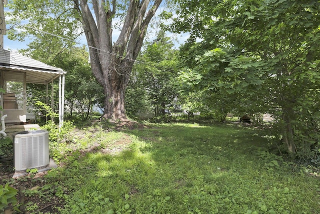 104 W Rathbone Ave, Columbus, OH 43214 - view of yard featuring central AC unit