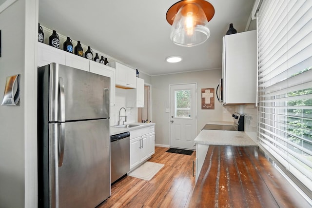 4367 San Jose Ln, Columbus, OH 43213 - kitchen with stainless steel appliances, a sink, light countertops, tasteful backsplash, and ornamental molding