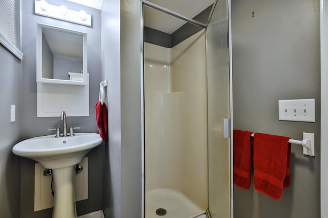 72 Glenmont Ave, Columbus, OH 43214 - bathroom with a shower stall