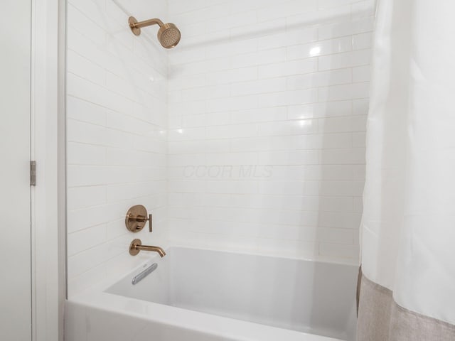 6633 Dale Dr Unit 417, Dublin, OH 43017 - bathroom featuring shower / bath combo with shower curtain
