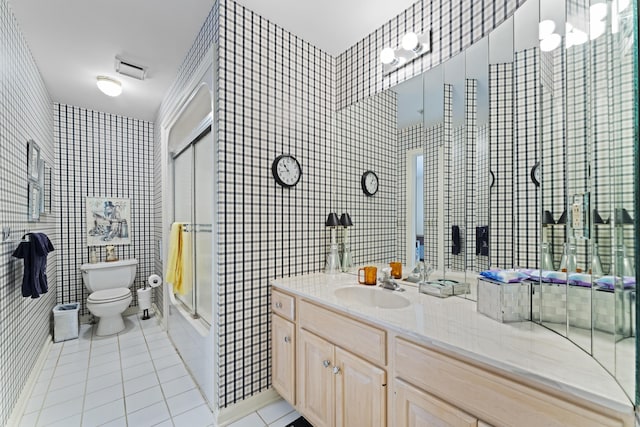 8039 Crossgate Ct S, Dublin, OH 43017 - full bath featuring toilet, tile patterned floors, vanity, and bath / shower combo with glass door