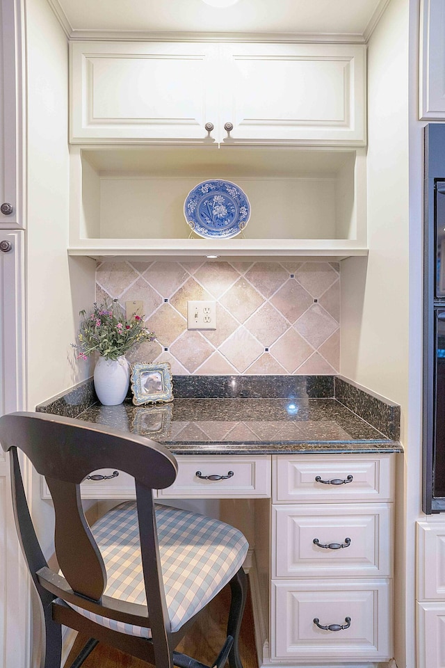 5714 Zetland Ct, Dublin, OH 43017 - bar featuring tasteful backsplash and built in desk