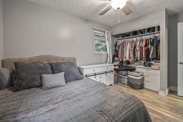 5250 Summit Rd SW, Pataskala, OH 43062 - bedroom featuring a textured ceiling, light wood-style floors, a closet, and ceiling fan