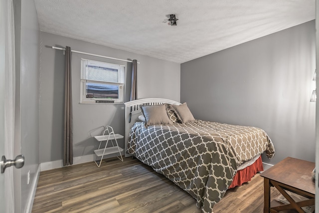 5250 Summit Rd SW, Pataskala, OH 43062 - bedroom featuring wood finished floors, a textured ceiling, and baseboards