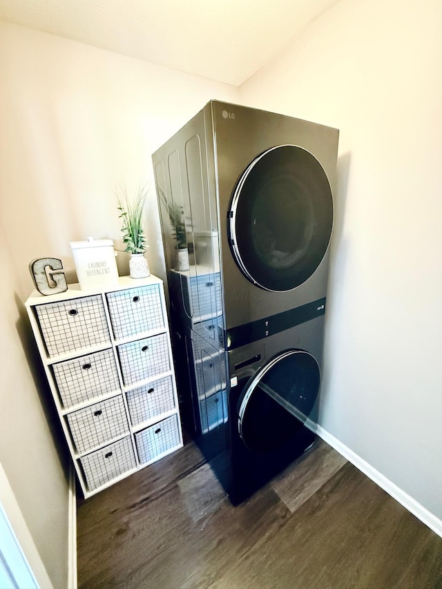 1522 E Quail Run Dr, Newark, OH 43055 - laundry area featuring stacked washer / drying machine, wood finished floors, and baseboards