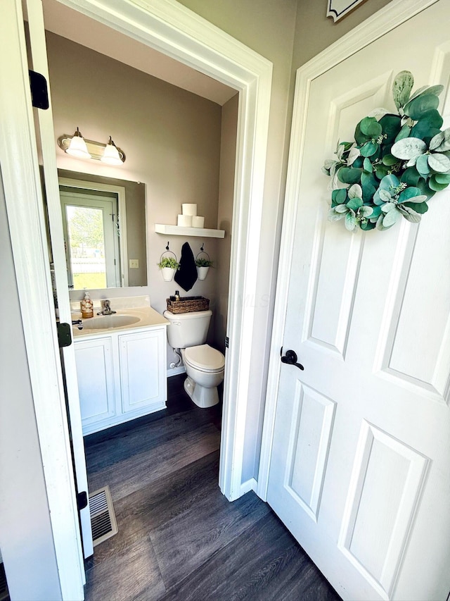 1522 E Quail Run Dr, Newark, OH 43055 - bathroom featuring vanity, toilet, and wood finished floors