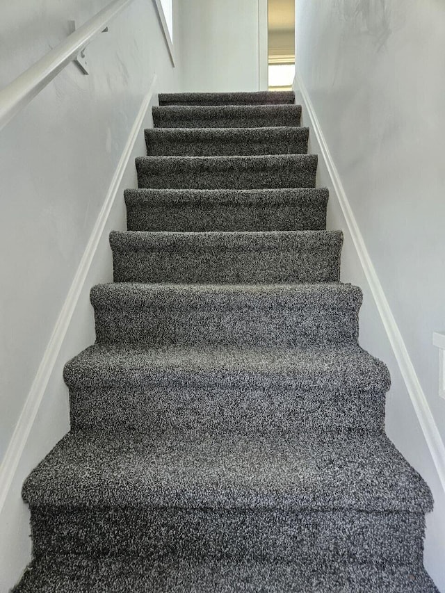 2889 E 12th Ave, Columbus, OH 43219 - view of staircase