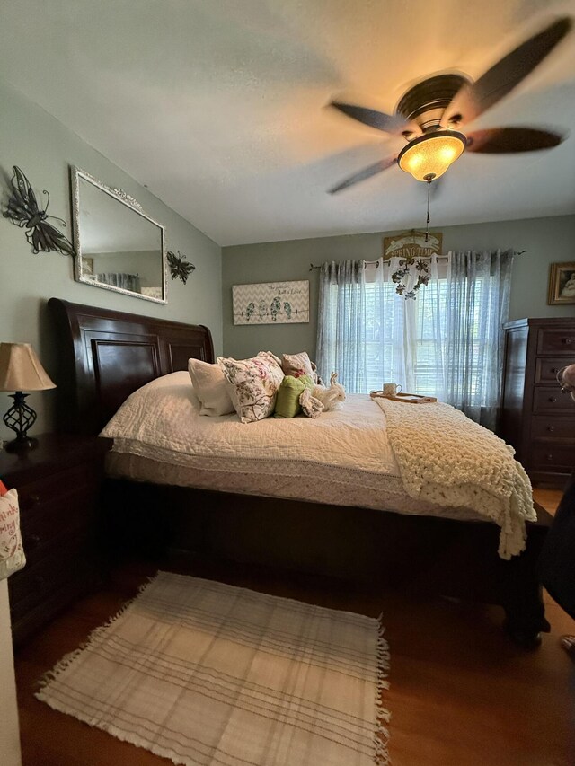 550 E Allen St, Lancaster, OH 43130 - bedroom featuring wood finished floors and a ceiling fan