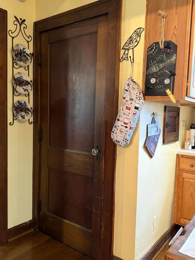 550 E Allen St, Lancaster, OH 43130 - entryway featuring baseboards and dark wood-style floors