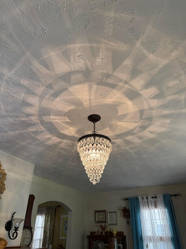 550 E Allen St, Lancaster, OH 43130 - detailed view of arched walkways, a textured ceiling, and a chandelier