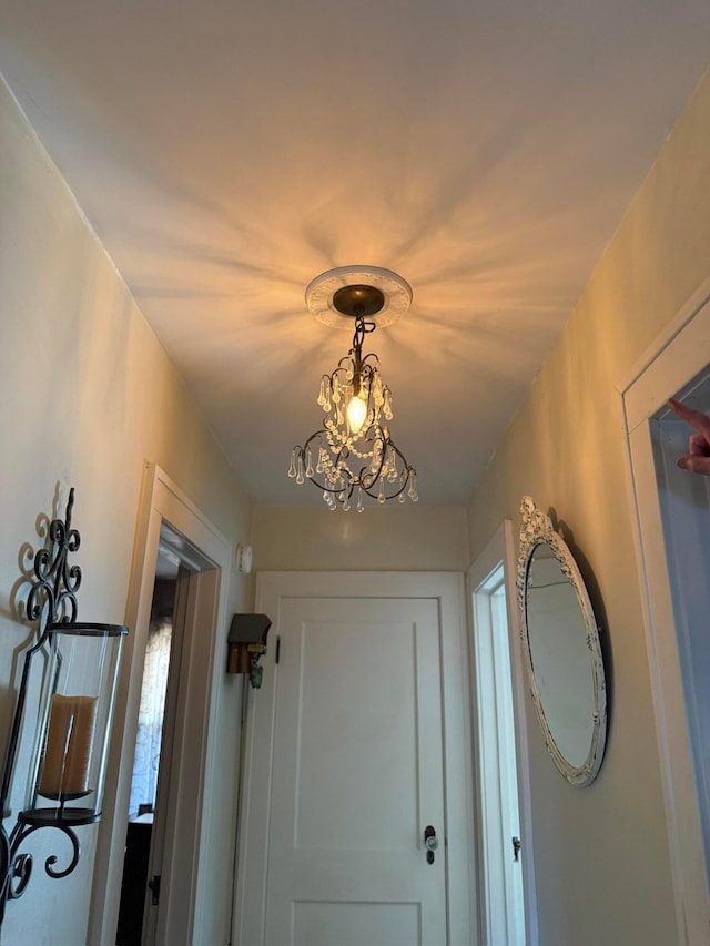550 E Allen St, Lancaster, OH 43130 - entryway with a chandelier