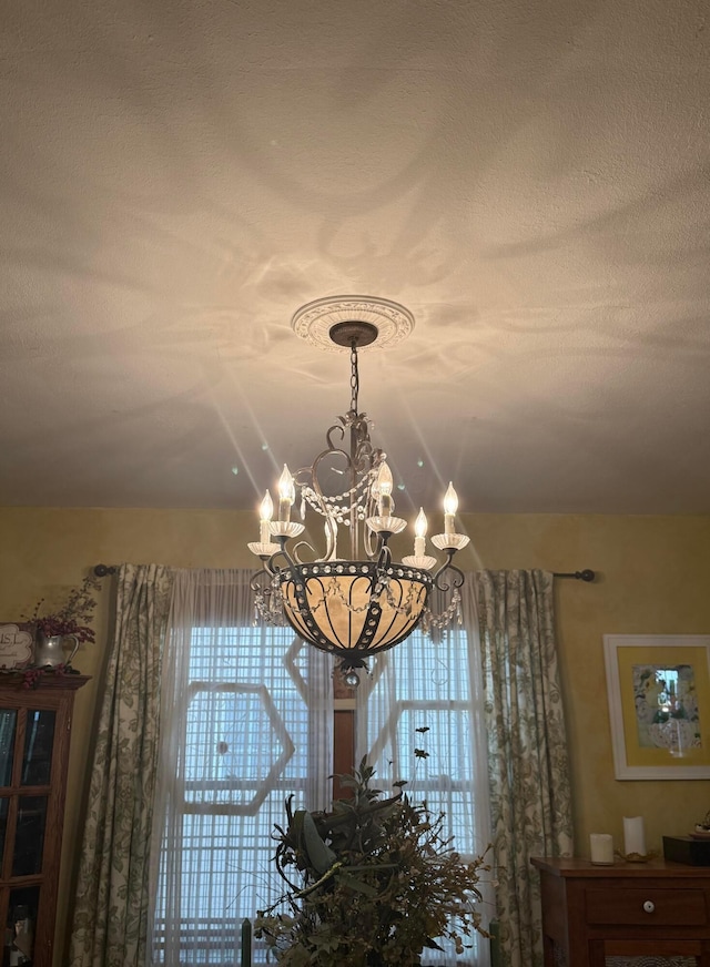 550 E Allen St, Lancaster, OH 43130 - detailed view of a chandelier and a textured ceiling