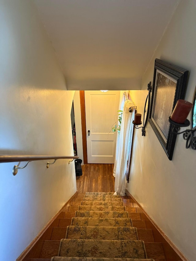 550 E Allen St, Lancaster, OH 43130 - corridor with stairway and arched walkways