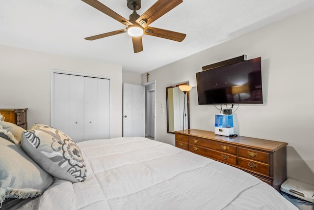 5690 Brinkley Ct, Columbus, OH 43235 - bedroom featuring a closet and ceiling fan