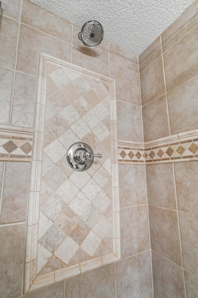 5690 Brinkley Ct, Columbus, OH 43235 - bathroom featuring a tile shower and a textured ceiling