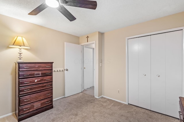 5690 Brinkley Ct, Columbus, OH 43235 - bedroom featuring light carpet, a closet, a ceiling fan, and a textured ceiling