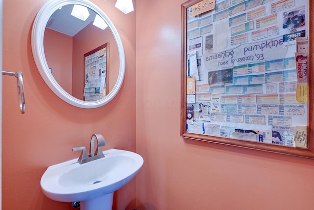 655 Providence Ave Unit 9-655J, Columbus, OH 43214 - bathroom featuring a sink