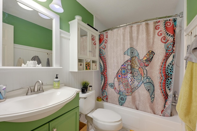 655 Providence Ave Unit 9-655J, Columbus, OH 43214 - full bathroom with vanity, a wainscoted wall, toilet, and shower / bath combo with shower curtain