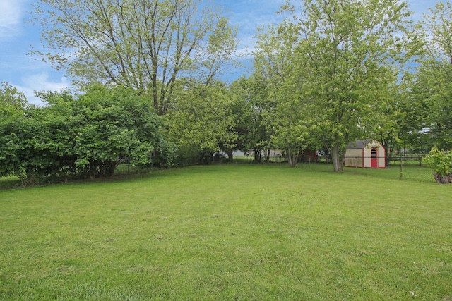 4037 Millview Ct, Columbus, OH 43207 - view of yard with an outbuilding