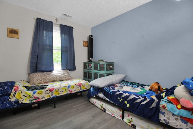 4037 Millview Ct, Columbus, OH 43207 - bedroom with wood finished floors and a textured ceiling