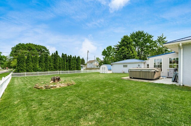 52 Amsterdam Ave, Columbus, OH 43207 - view of yard with a hot tub