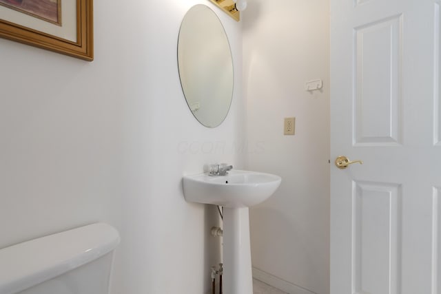 3899 Hampshire Ave, Powell, OH 43065 - half bath featuring toilet
