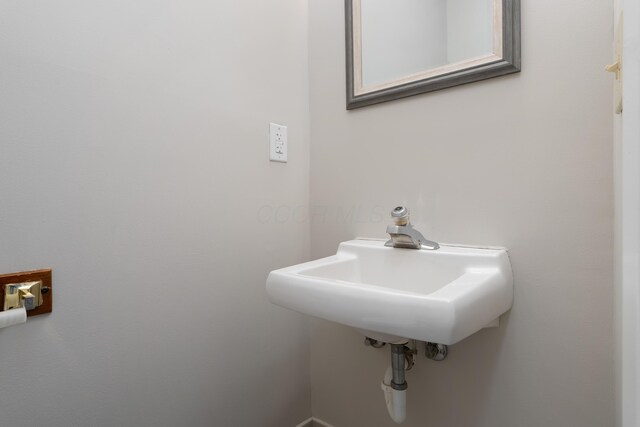 3456 Merrydawn Dr, Columbus, OH 43221 - view of bathroom