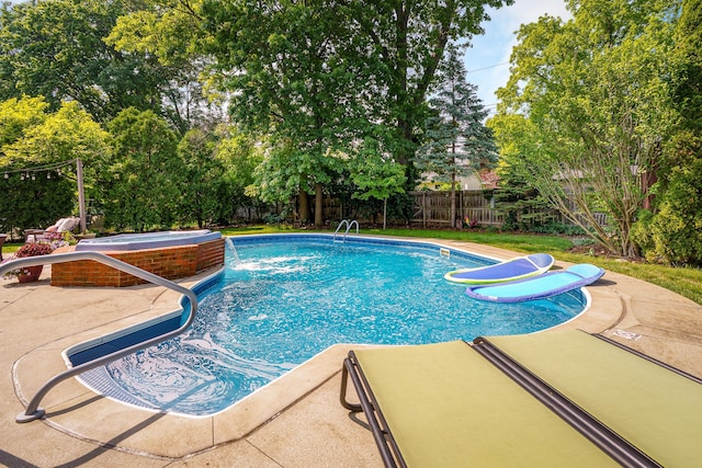 1332 Castleton Rd N, Columbus, OH 43220 - view of swimming pool featuring a hot tub, a fenced backyard, a patio area, and view of wooded area