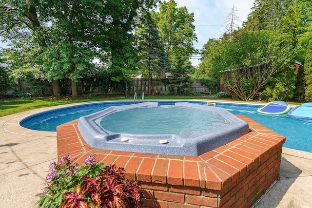 1332 Castleton Rd N, Columbus, OH 43220 - view of swimming pool featuring an in-ground hot tub and a fenced backyard