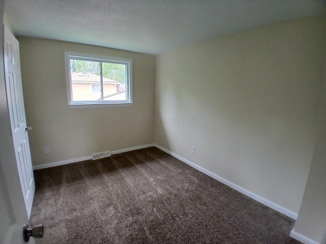 2489 Lipton Rd, Columbus, OH 43232 - carpeted empty room featuring baseboards