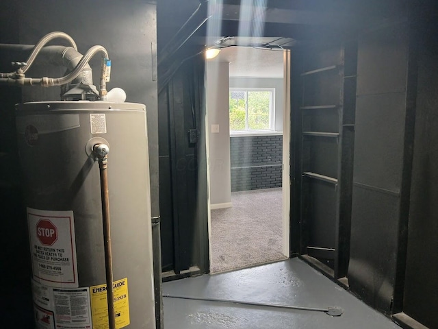 2489 Lipton Rd, Columbus, OH 43232 - utilities featuring gas water heater