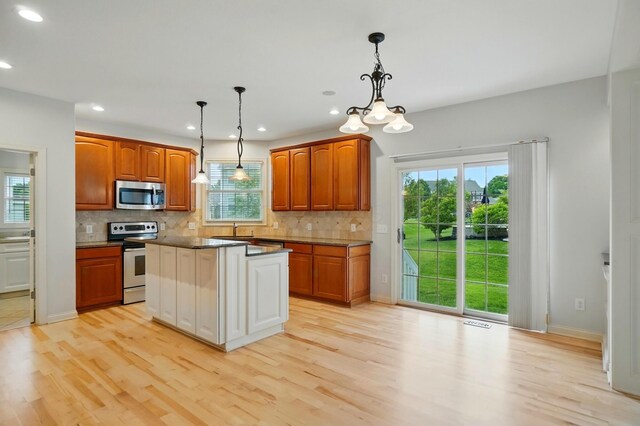 273 Blue Jacket Cir, Pickerington, OH 43147 - kitchen with appliances with stainless steel finishes, light wood-style floors, healthy amount of natural light, backsplash, and recessed lighting