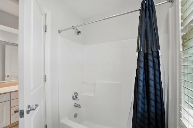 273 Blue Jacket Cir, Pickerington, OH 43147 - full bath featuring shower / tub combo with curtain and vanity