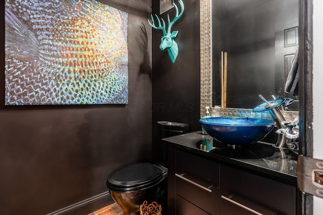 8547 Pitlochry Ct, Dublin, OH 43017 - bathroom with vanity, toilet, and baseboards