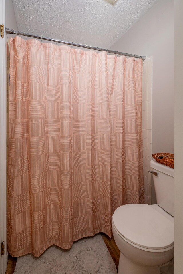 3243 Brookview Way Unit 68, Columbus, OH 43221 - full bathroom featuring toilet, a textured ceiling, and a shower with curtain