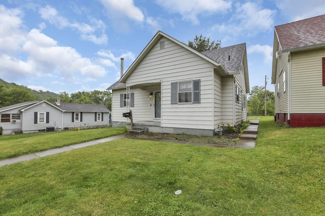 907 Fairfield Ave, Lancaster, OH 43130 - bungalow-style house with roof with shingles and a front yard
