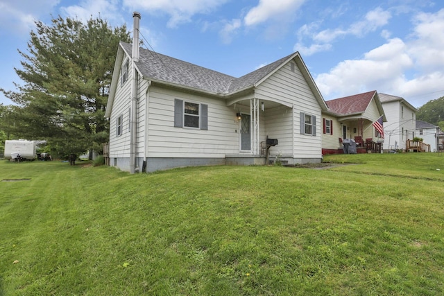 907 Fairfield Ave, Lancaster, OH 43130 - view of front of house with roof with shingles and a front lawn