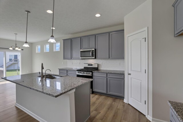 211 Whitetail Trl, Johnstown, OH 43031 - kitchen featuring stainless steel appliances, a sink, gray cabinets, dark wood finished floors, and recessed lighting